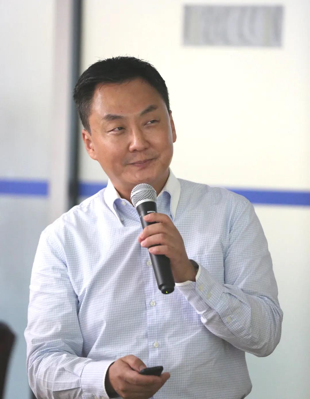 中国电子信息博览会负责人、深圳市平板显示行业协会副会长兼秘书长郭灏明介绍电博会筹备情况